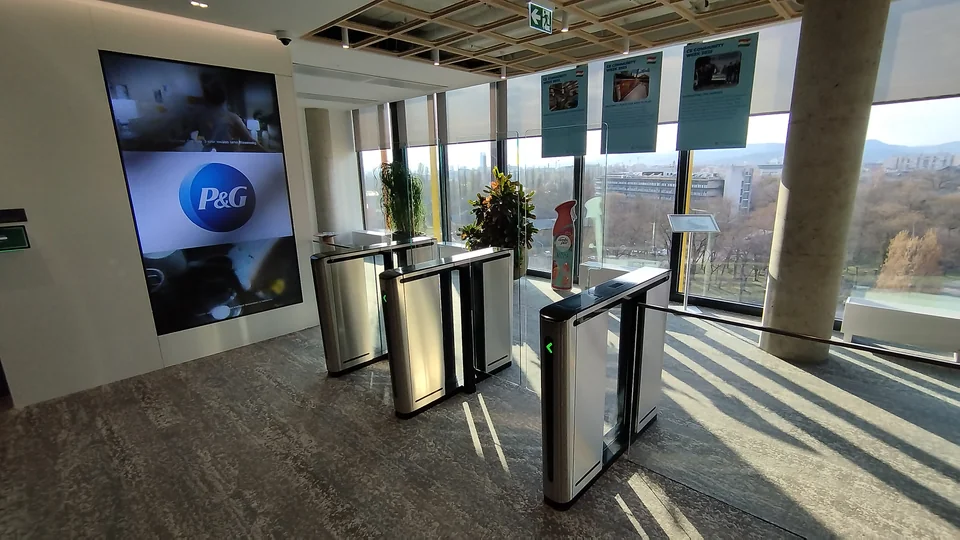 Rozsdamentes gyorskapuk üvegszárnyakkal egy irodaház recepcióján